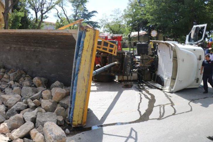 Son dakika: İstanbul'da büyük panik! Taş yüklü kamyon devrildi, facianın kıyısından dönüldü G5