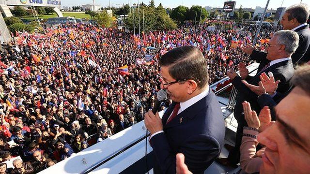 Davutoğlu, 1 Kasım 2015 seçimlerinden iki gün sonra İstanbul Atatürk Havalimanı'nda zafer konuşması yapmıştı