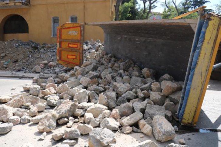 Son dakika: İstanbul'da büyük panik! Taş yüklü kamyon devrildi, facianın kıyısından dönüldü G4