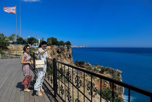 Denizin rengi turkuaza döndü, turistler fotoğraf çekti