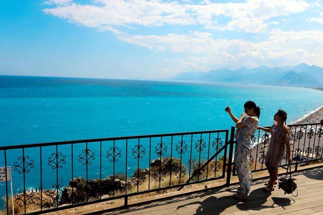 Denizin rengi turkuaza döndü, turistler fotoğraf çekti