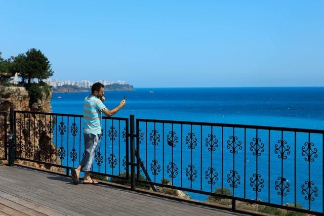 Denizin rengi turkuaza döndü, turistler fotoğraf çekti