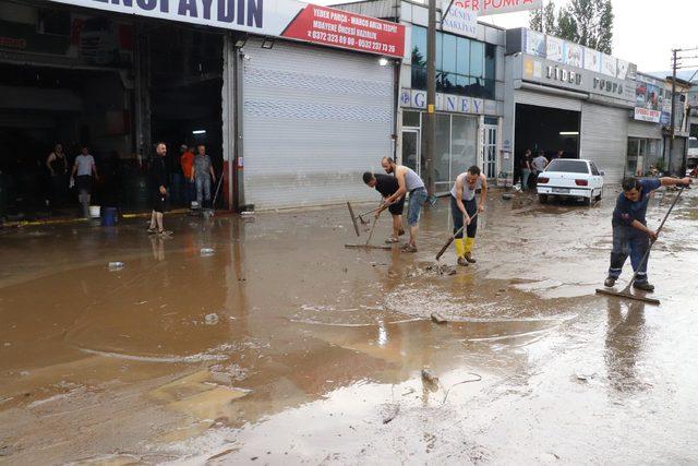 Ereğli’de dere taştı; ev ve iş yerleri su altında (3)