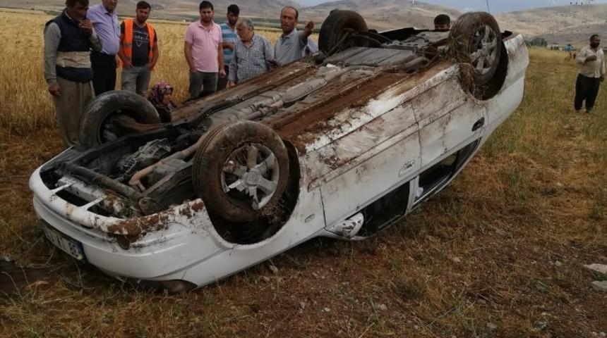 &Ccedil;ukura d&uuml;şmemek i&ccedil;in direksiyonu kırınca takla attılar: 3 yaralı