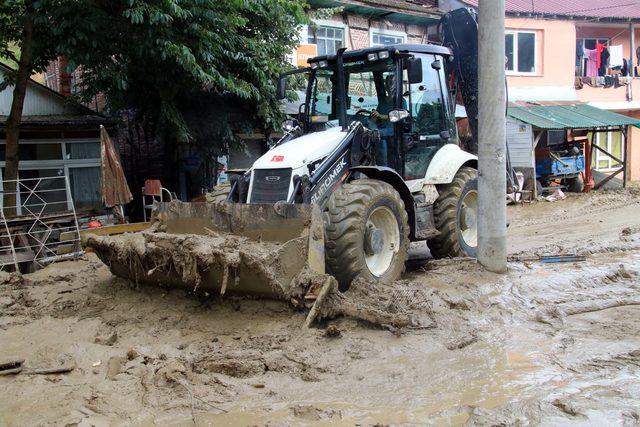 Düzce'de sel: 23 köy yolu kapandı, mahsur kalanlar helikopterle kurtarıldı (2)