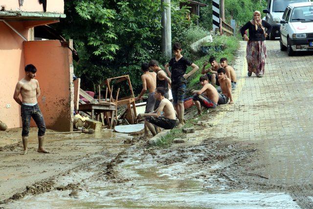 Düzce'de sel: 23 köy yolu kapandı, mahsur kalanlar helikopterle kurtarıldı (2)