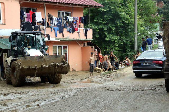 Düzce'de sel: 23 köy yolu kapandı, mahsur kalanlar helikopterle kurtarıldı (2)