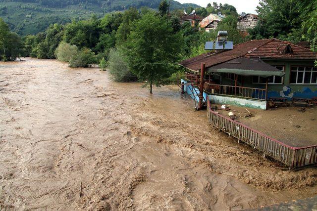 Düzce'de sel: 23 köy yolu kapandı, mahsur kalanlar helikopterle kurtarıldı (2)