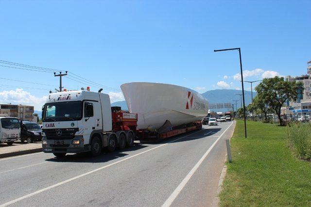 Lüks yat kara yolunda taşındı