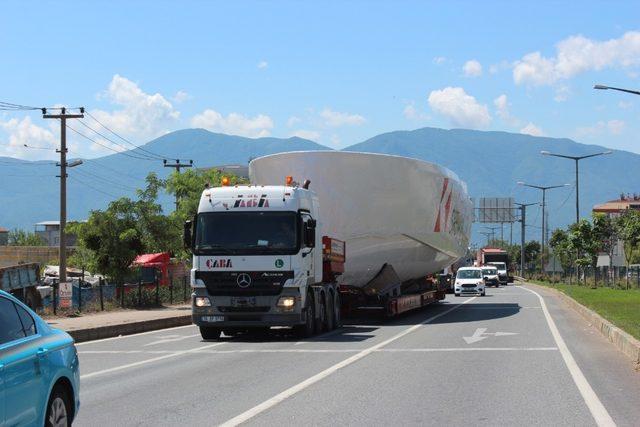 Lüks yat kara yolunda taşındı