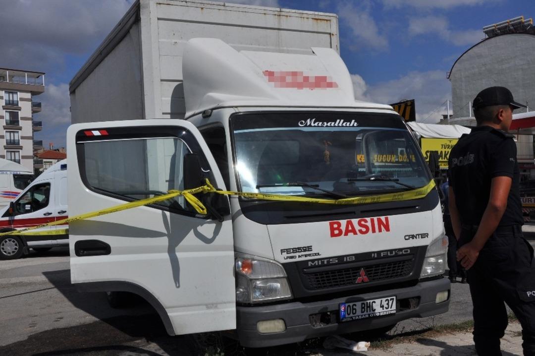 Gazete dağıtım şirketi şof&ouml;r&uuml; ara&ccedil; i&ccedil;inde &ouml;l&uuml; bulundu