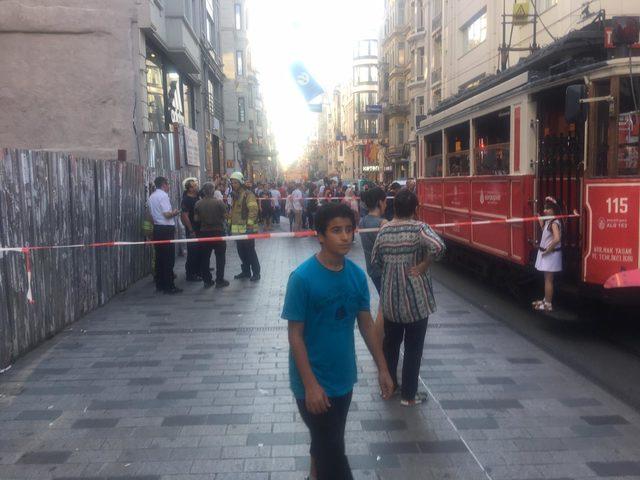 Beyoğlu'nda nostaljik tramvayın elektrik kablosu koptu; seferler durdu (1)