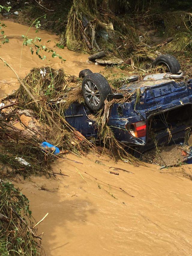 Düzce'de sel: 23 köy yolu kapandı, mahsur kalanlar helikopterle kurtarıldı (4)