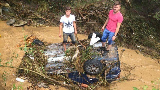 Düzce'de sel: 23 köy yolu kapandı, mahsur kalanlar helikopterle kurtarıldı (4)