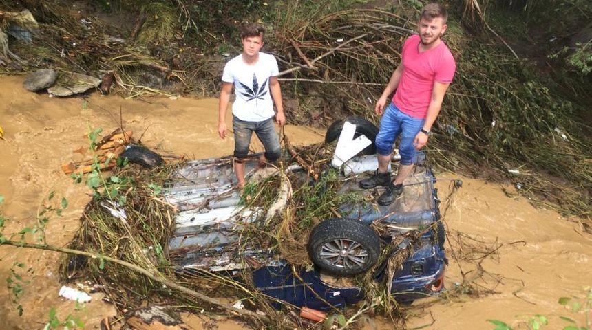 D&uuml;zce'de sel: 23 k&ouml;y yolu kapandı, mahsur kalanlar helikopterle kurtarıldı (4)