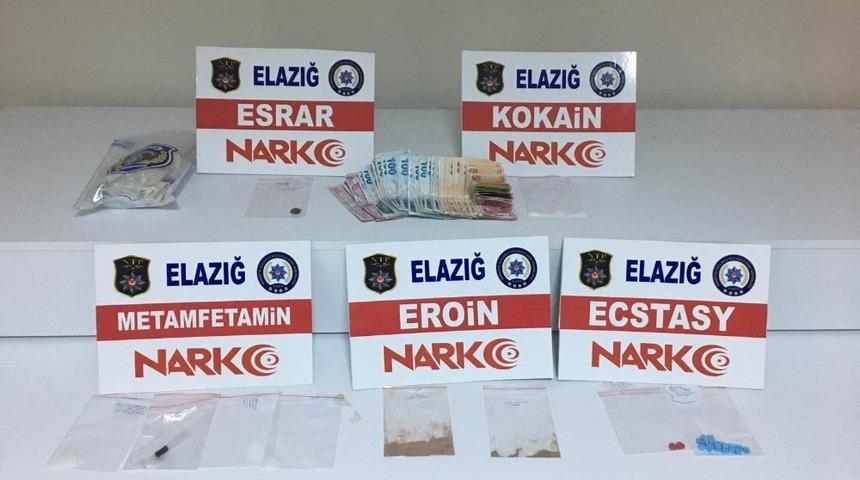 Otomobilde uyuşturucu ele ge&ccedil;irildi,3 ş&uuml;pheli g&ouml;zaltına alındı