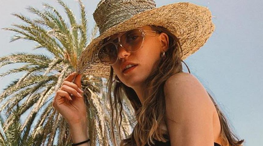 Serenay Sarıkaya'dan bikinili tatil pozu