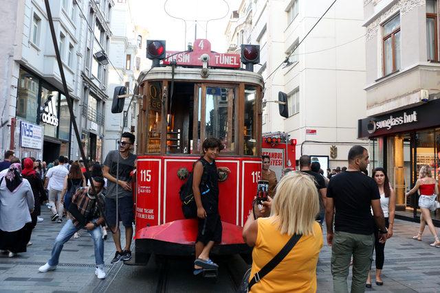 Beyoğlu'nda nostaljik tramvayın elektrik kablosu koptu; seferler durdu (2)