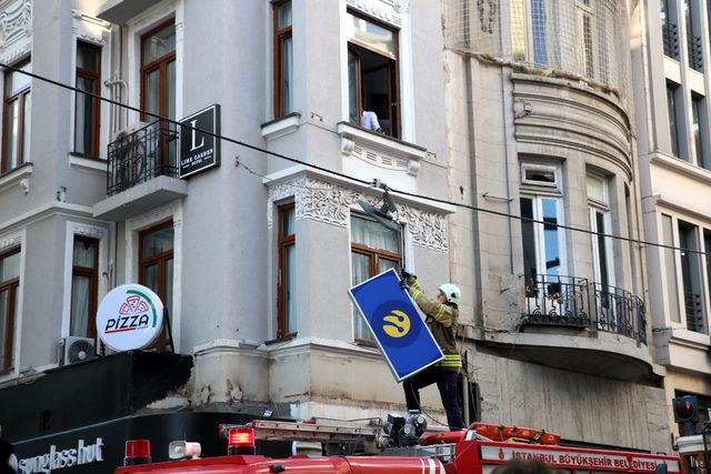 Beyoğlu'nda nostaljik tramvayın elektrik kablosu koptu; seferler durdu (2)