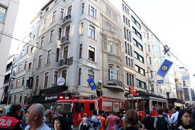 Beyoğlu'nda nostaljik tramvayın elektrik kablosu koptu; seferler durdu (2)