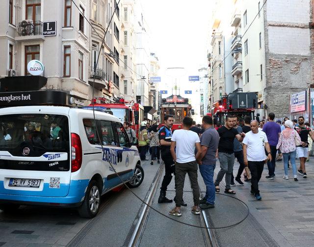 Beyoğlu'nda nostaljik tramvayın elektrik kablosu koptu; seferler durdu (2)