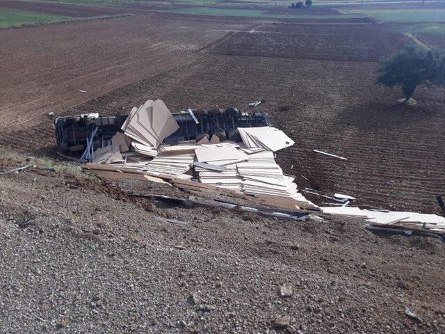 Isparta’da sunta yüklü tır devrildi: 1 ölü