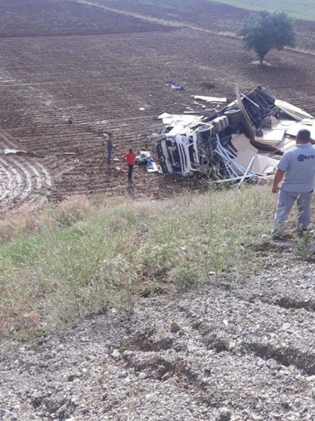 Isparta’da sunta yüklü tır devrildi: 1 ölü