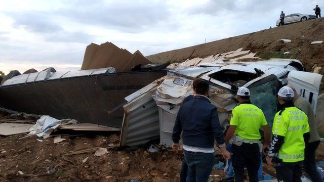 Isparta’da sunta yüklü tır devrildi: 1 ölü