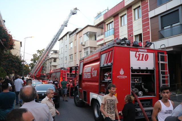 Ataşehir’de çatı yangını; mahalleli sokağa döküldü