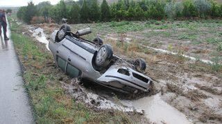 Yardım için gelen polis aracına otomobil çarptı: 2 yaralı