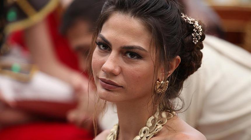 Final yapacak olan Erkenci Kuş'un Sanem'i Demet &Ouml;zdemir'den set paylaşımı