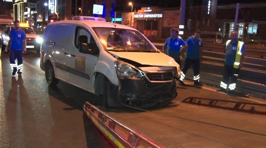 D-100'de trafik kazası: Temizlik iş&ccedil;ileri &ouml;l&uuml;mden d&ouml;nd&uuml;