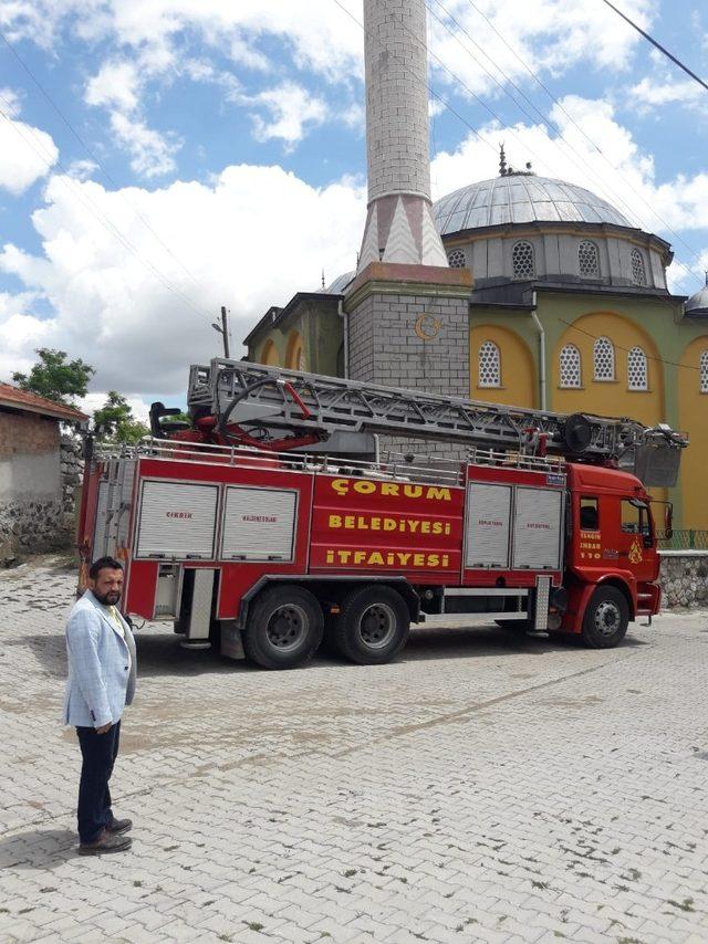 Minareden düşen yavru leylek için imam ve itfaiye seferber oldu