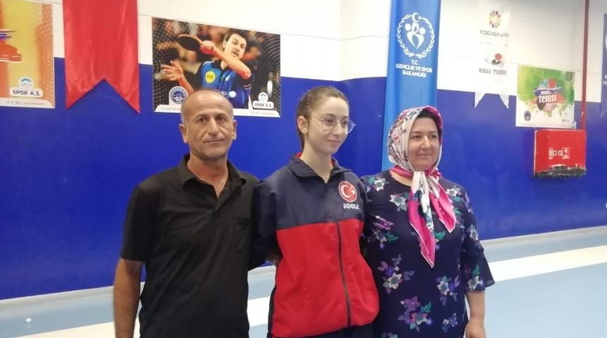 Masa tenisinde ilklere imza atan &Ouml;zge Yılmaz&rsquo;a tebrik ziyareti
