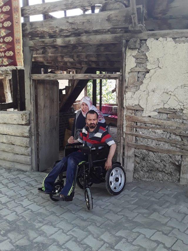 Engelli Tuncay’ın akülü arabası bozulunca köy muhtarı sosyal medya hesabından yardım istedi