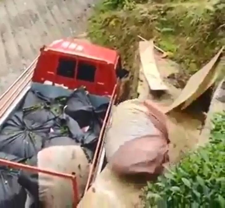 Topladığı çayı kamyona yüklemeye üşenince bakın nasıl bir yöntem buldu G1
