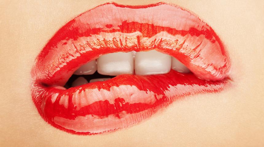 Ruj se&ccedil;iminiz &ouml;nemli! Kırmızı ruj tutkuyu, turuncu neşeli olduğunuzu s&ouml;yl&uuml;yor, peki diğerleri?