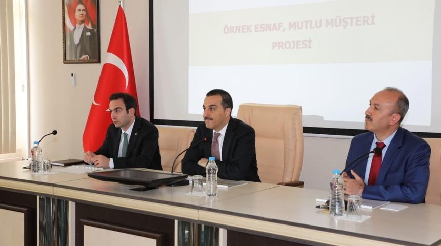 Kars’ta, “Örnek Esnaf Mutlu Müşteri Projesi”nin tanıtımı yapıldı