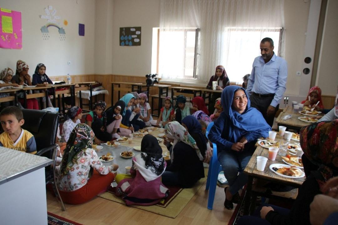 Yaz Kur&rsquo;an kursuna devam eden &ouml;ğrencilere kahvaltı