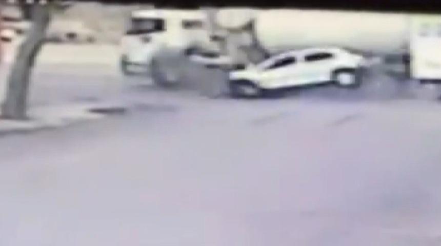 Beton mikseriyle otomobilin &ccedil;arpışma anı  g&uuml;venlik kamerasına yansıdı