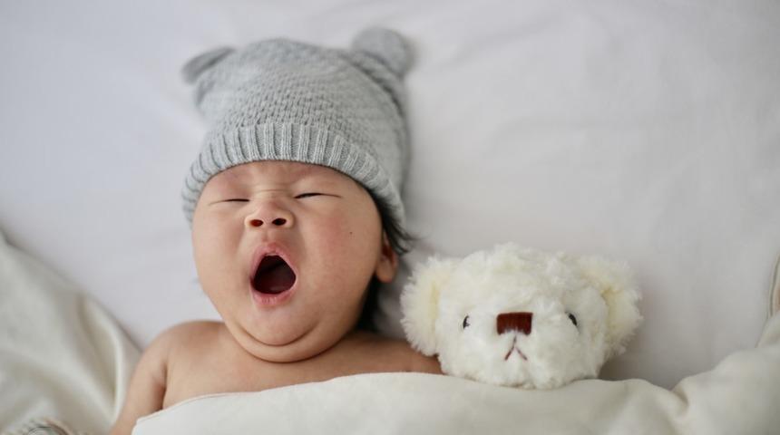 İnsanların eski zamanlarda bebeklere yaptığı çok tuhaf şeyler!