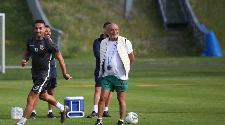 Hikmet Karaman&rsquo;ın y&uuml;z&uuml; g&uuml;l&uuml;yor