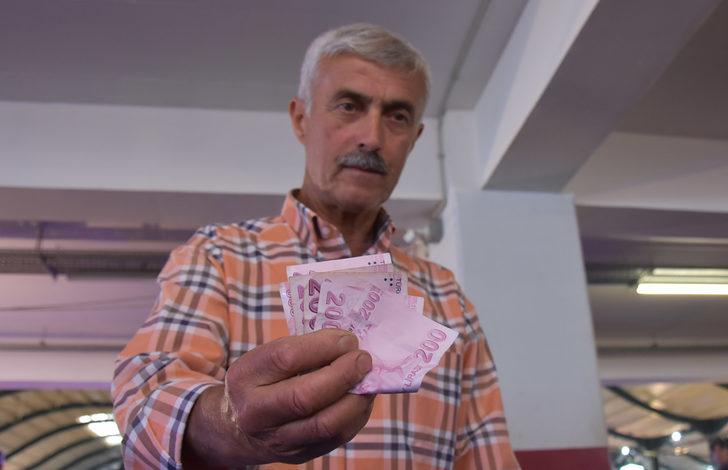 Pazarcı tezgahı önünde bulduğu paranın sahibini arıyor G3