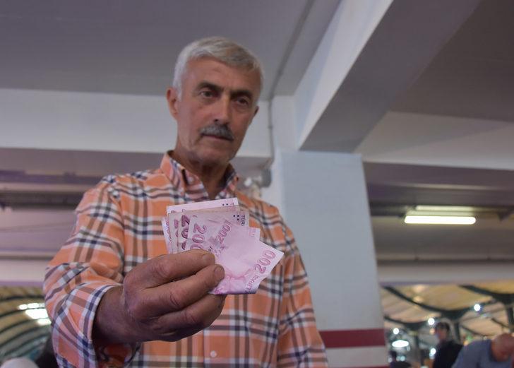 Pazarcı tezgahı önünde bulduğu paranın sahibini arıyor G5