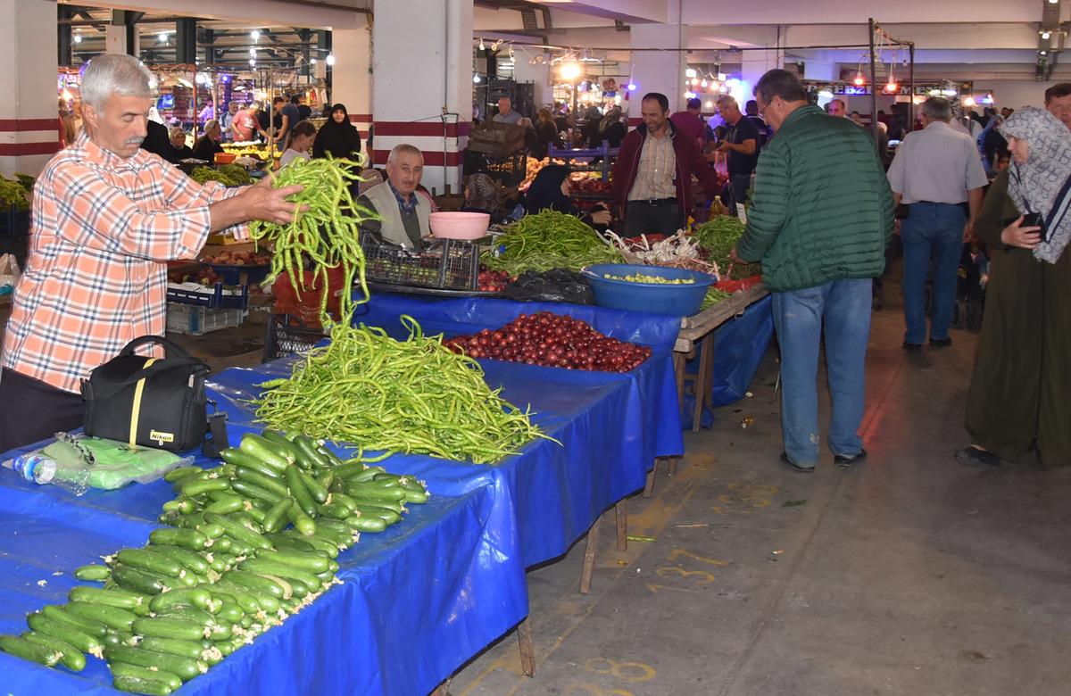 Pazarcı tezgahı &ouml;n&uuml;nde bulduğu paranın sahibini arıyor