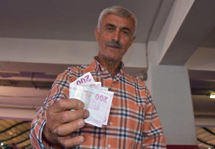 Pazarcı tezgahı önünde bulduğu paranın sahibini arıyor G1