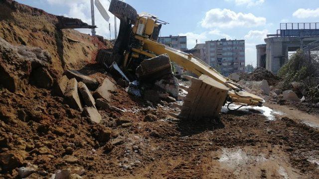 Kocaeli’de iş makinesi devrildi: 1 yaralı