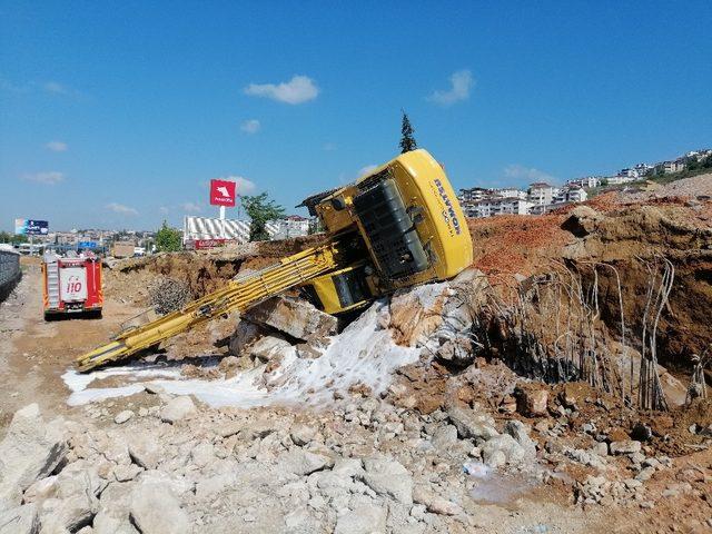 Kocaeli’de iş makinesi devrildi: 1 yaralı