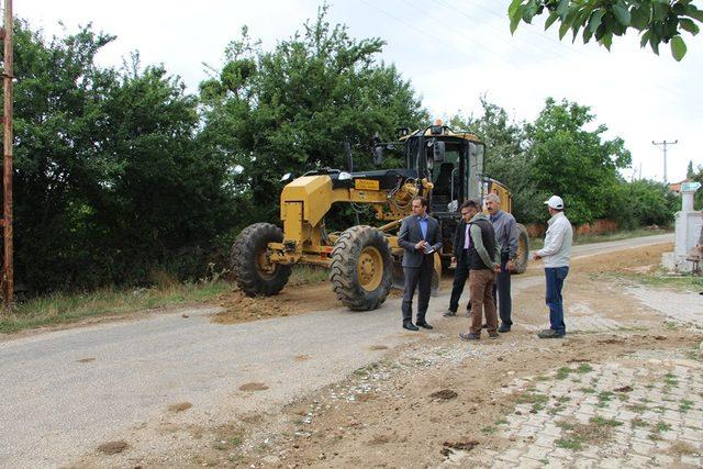 Dumlupınar’da tarım arazilerine giden yollar yapılıyor