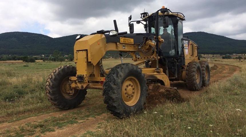 Dumlupınar&rsquo;da tarım arazilerine giden yollar yapılıyor